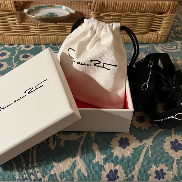 Oscar de la Renta gold plaited flower earrings. Brand new, never worn before. - Picture 3 of 3